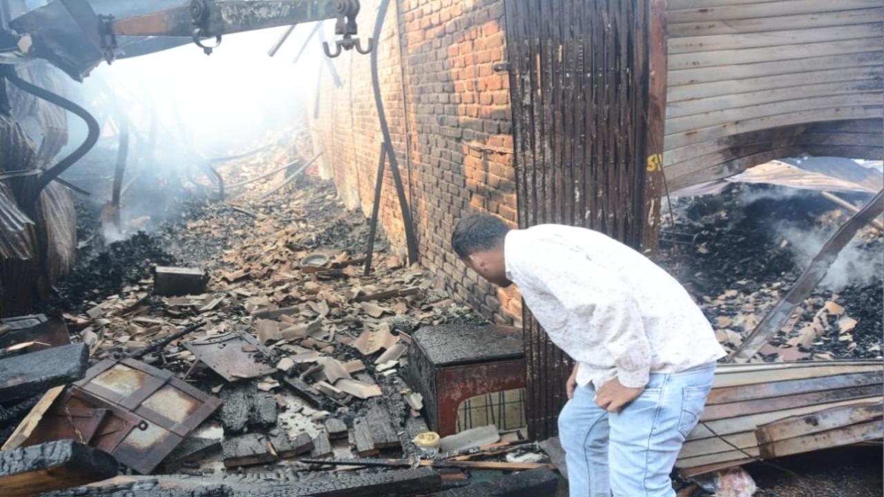 The fire was confined to the electric wiring and installations, scrap material and vehicle spare parts in an area of 400 to 500 square feet in 20 to 25 shops